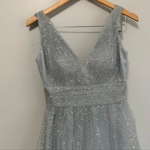 Elegant White Sleeveless Dress - Picture 2 of 13